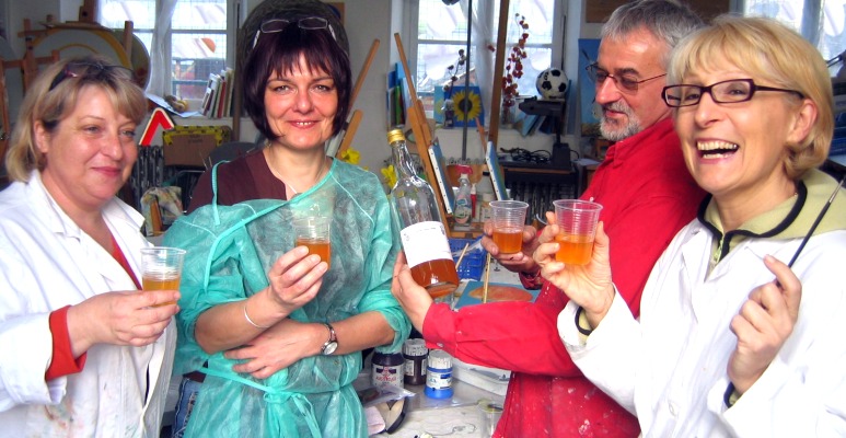 de gauche  droite : Franoise J., Brigitte, Jean-Pierre, Monique, dgustent le jus de pomme de Saint Clair
