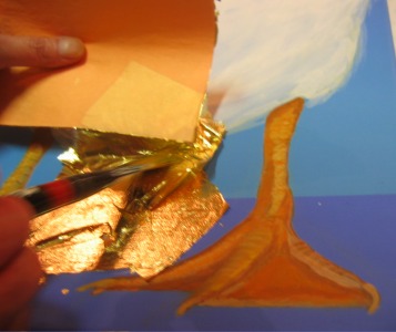 Application d'une feuille d'or sur l'oeuf de l'oie