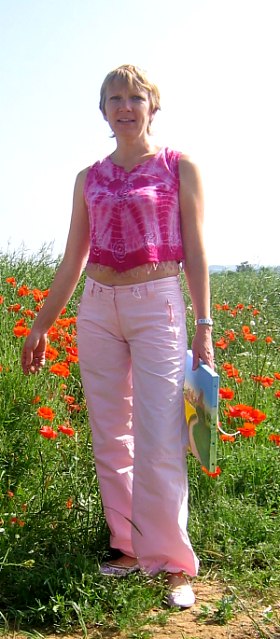 Ghislaine, juin 2005, vire d'inspection du site de Chateau sur Epte avant dernires retouches de la peinture. Il fait trop chaud pour rester sur le chemin, aussi allons nous terminer ce travail  l'atelier de Saint Clair, bien au frais, et en bonne companie. 