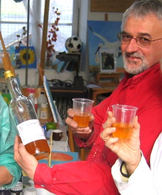 Jean Pierre - on le verra dans ses peintures -  a un esprit vif empreint d'une grande cordialit; C'est ainsi que dernirement,  l'atelier du pommier (et comme le nom l'indique) nous  introduit au jus de pomme du verger conservatoire de Saint Clair sur Epte !