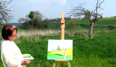 Martine dubitative, devant un sujet difficile mais charg d'optimisme ; un pommier presque mort, mais vailliament fleuri d'un petit bout. 