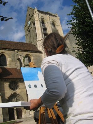 Annick teste un point de vue de l'glise d'Auvers