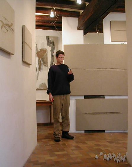 Benjamin dans la galerie Pierre Marcel, exposition Chat mot' mot dcembre 2002.