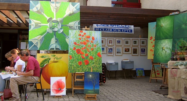 Participants du march aux plantes, djeunant des crudits devant les peintures vgtariennes de Pierre Marcel...