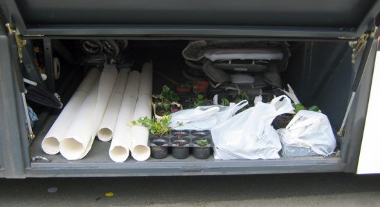 Dans les soutes du car, la prcieuse cargaison