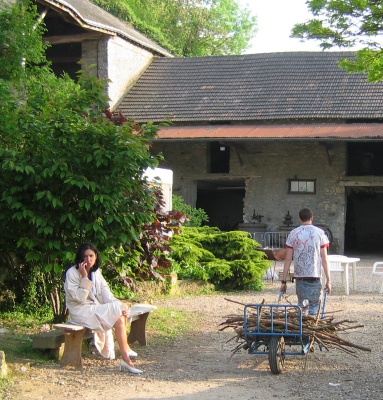Le maire au tlphone, Marcel Elliot  la brouette rcolte du bois pour allumer le barbecue dont il a la charge